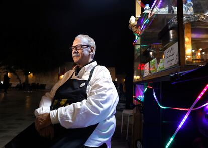 Hatem Galal, en su puesto de comida en el mercado de Al Wakrah, en Qatar.  