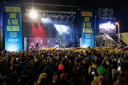 El grupo musical valenciano La Fmiga acta en el concierto solidario 'Catalunya amb el Pas Valenci', el 22 de noviembre en Barcelona.