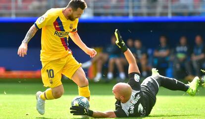 Dmitrovic le sisa la pelota a Messi en el uno contra uno.