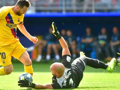 Dmitrovic le sisa la pelota a Messi en el uno contra uno.