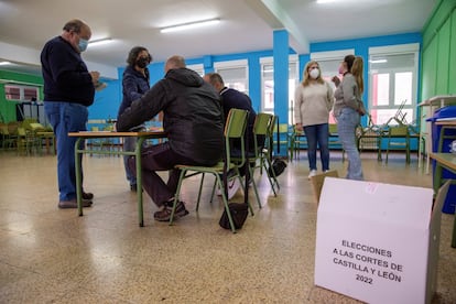 Los primeros ciudadanos acuden a ejercer su derecho al voto en el colegio de la localidad de Treviño, enclave burgalés en territorio de Álava.