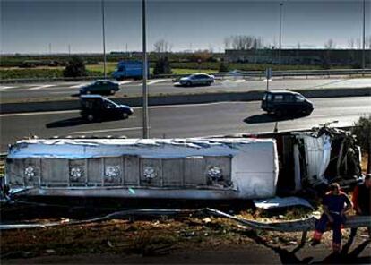 El vehículo, volcado en la cuneta de la carretera.