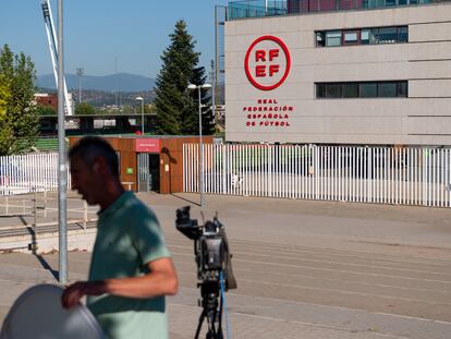 La Guardia Civil registró el jueves la sede de la Real Federación Española de Fútbol (RFEF) en Las Rozas por el 'caso Negreira'.