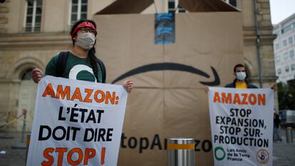 Dos activistas protestan contra la compañía Amazon en París, el pasado junio.