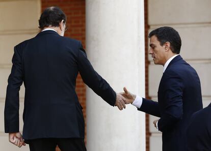Primera trobada de Mariano Rajoy i Pedro Sánchez després de les eleccions generals.