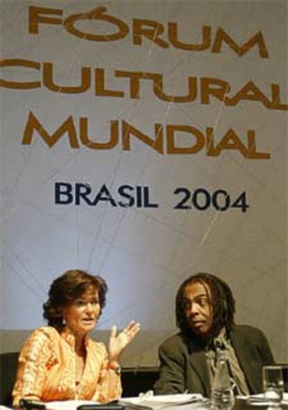 Carmen Calvo y Gilberto Gil, en el Fórum Cultural Mundial de São Paulo.