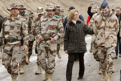 La exministra de Defensa, Carme Chacón, acompañada por el Jefe de Estado Mayor de Defensa (JEMAD), general José Julio Rodríguez (d), a su llegada a Kabul para visitar a las tropas españolas desplegadas en Afganistán, el 28 de diciembre de 2009.