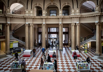 Sala central del edificio de Correos en Valencia.