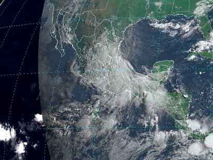 Vista satelital de la depresión Chris en su paso por México.