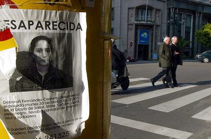 Cartel con la fotografía de Deborah Fernández Cervera, en mayo de 2002 en Vigo.