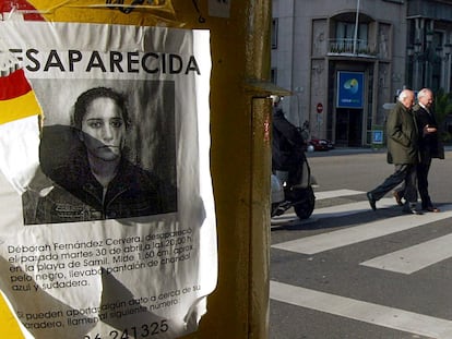 Cartel con la fotografía de Deborah Fernández Cervera, en mayo de 2002 en Vigo.