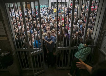 Numerosas personas hacen cola en el instituto Moisés Broggi de Barcelona para votar en el referéndum sobre la independencia de Cataluña.