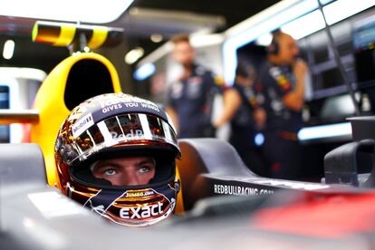 El piloto holandés Max Verstappen se concentra antes de salir a la pista durante los entrenamientos para el Gran Premio de Bélgica que se disputa en el circuito de Spa-Francorchamps, en Spa (Bélgica).