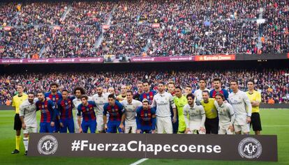 Homenatge dels jugadors al Chapecoense, abans del clàssic Barça-Madrid.