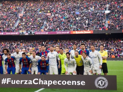 Homenatge dels jugadors al Chapecoense, abans del cl&agrave;ssic Bar&ccedil;a-Madrid.