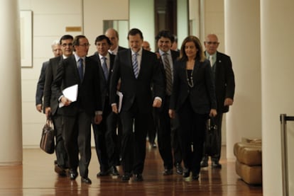 Mariano Rajoy, en el centro, acompañado, entre otros, por José Luis Ayllón, Alfonso Alonso, José Antonio Bermúdez de Castro, Jorge Moragas y Fátima Báñez, antes de la reunión del grupo parlamentario.