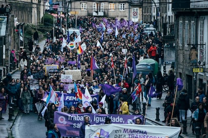 Vista general de la manifestación con motivo del 8M, este sábado en Santiago de Compostela. 