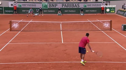 McDonald sirve por abajo durante el partido contra Nadal en la central de Roland Garros.