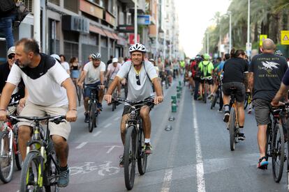 Manifestación contra el desmantelamiento del carril bici de la avenida Juan Carlos I, el pasado junio en Elche. 