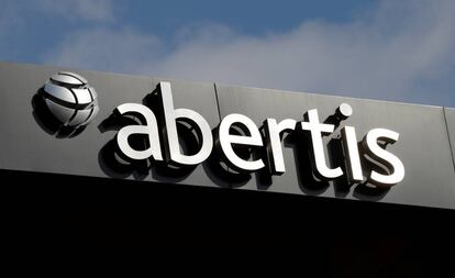 Cartel de Abertis en su sede central de Barcelona. reuters