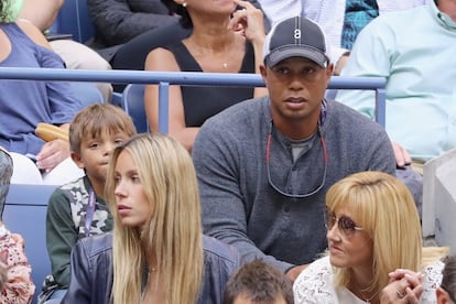 Tiger Woods observa el partido  entre Kevin Anderson y Rafael Nadal.