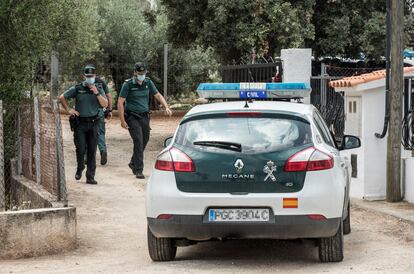 Una patrulla de la Guardia Civil en Caraixent (Valencia), el municipio donde ha sido detenido el presunto asesino de Florina.