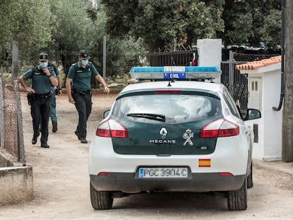 Una patrulla de la Guardia Civil en Caraixent (Valencia), el municipio donde ha sido detenido el presunto asesino de Florina.