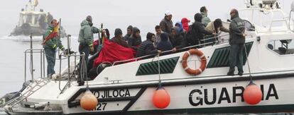 Una patrullera de la Guardia Civil traslada al puerto de Almería a los 15 inmigrantes rescatados a 2 millas al sur de Adra (Almería).