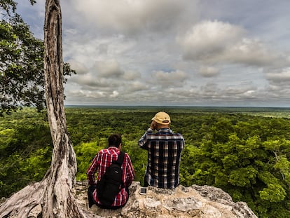 Dos turistas en la selva de Calakmul, en el Estado de Campeche.