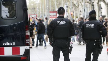 UNa parella de mossos d&#039;esquadra a Barcelona.