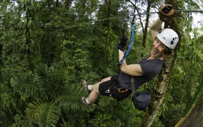 Tirolina en el parque natural de Corcovado, en Costa Rica.