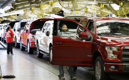 Trabalhadores de uma fábrica da Ford em Kansas (EUA).