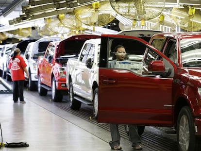 Trabalhadores de uma fábrica da Ford em Kansas (EUA).