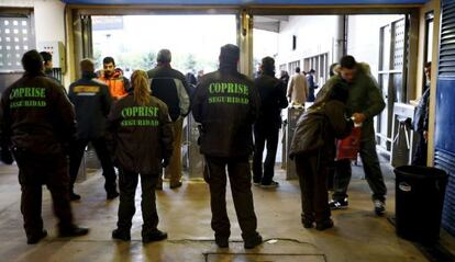 Miembros de seguridad, en la entrada del Vicente Calderón, antes del partido contra el Villarreal.