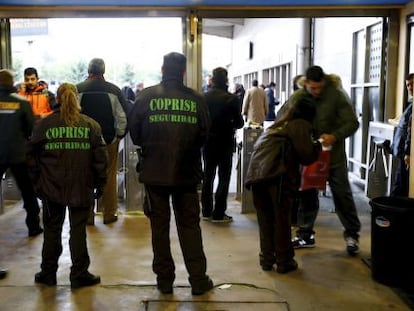 Miembros de seguridad, en la entrada del Vicente Calderón, antes del partido contra el Villarreal.