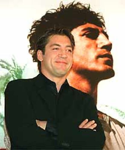 Javier Bardem, delande del cartel de <i>Antes que anochezca</i>.