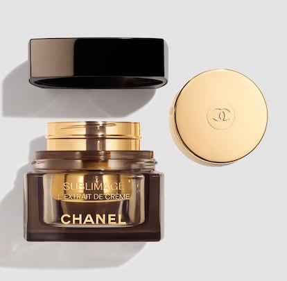 SUBLIMAGE L'Extrait de Crème de Chanel es una crema reparadora con una fórmula única de alta concentración de principios activos.  Desde la primera aplicación, "la piel está luminosa y más tonificada", explican desde la firma. ¿Su precio? 610 euros.