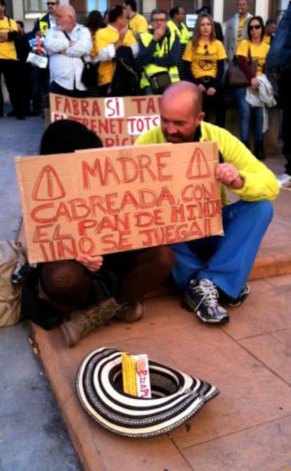 Trabajadores de FGV se has concentrado ante la sede del PP de Valencia.