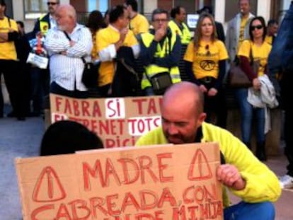 Trabajadores de FGV se has concentrado ante la sede del PP de Valencia.