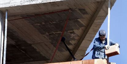 Un obrero trabaja en la construcción de una vivienda. EFE/Archivo