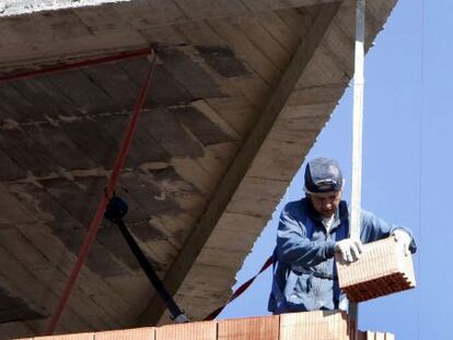Un obrero trabaja en la construcci&oacute;n de una vivienda. EFE/Archivo