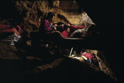Un grupo de cient&iacute;ficos trabaja  en la Sima de los Huesos, en Atapuerca (Burgos). 