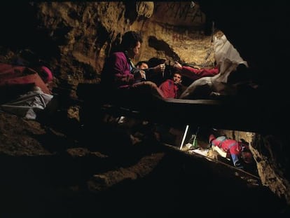 Un grupo de cient&iacute;ficos trabaja  en la Sima de los Huesos, en Atapuerca (Burgos). 