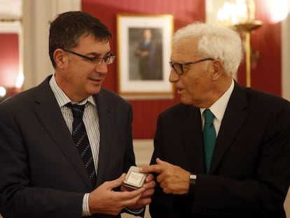 El s&iacute;ndico mayor, Rafael Vicente Queralt, a la derecha, entrega la auditor&iacute;a de las cuentas de la Generalitat de 2014 al presidente de las Cortes.