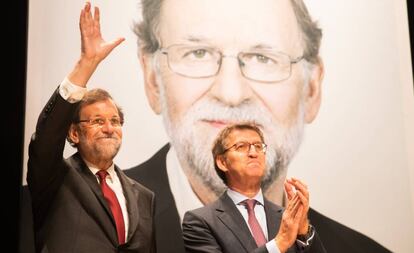 El expresidente del Gobierno Mariano Rajoy junto al presidente del PP en Galicia, Alberto Núñez Feijóo, durante la presentación de su libro este lunes en Santiago de Compostela