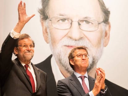 El expresidente del Gobierno Mariano Rajoy junto al presidente del PP en Galicia, Alberto Núñez Feijóo, durante la presentación de su libro este lunes en Santiago de Compostela