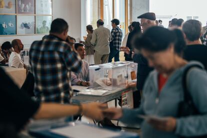 Votantes en un colegio electoral de Santiago de Compostela en las generales del 23-J.