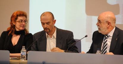 Pagazaurtundua, el moderador del debate, José Antonio Pérez, y Loza, ayer durante las jornadas.