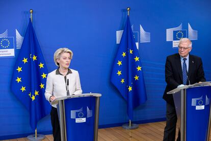 La presidenta de la Comisión Europea, Ursula von der Leyen, y el alto representante para la Política Exterior de la UE, Josep Borrell, en su comparecencia este domingo en Bruselas.