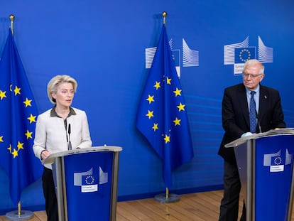 La presidenta de la Comisión Europea, Ursula von der Leyen, y el alto representante para la Política Exterior de la UE, Josep Borrell, en su comparecencia este domingo en Bruselas.